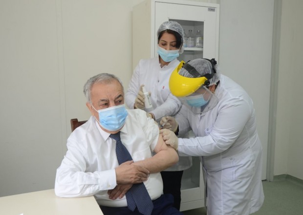 Malik İsaqov koronavirusa qarşı vaksinasiya olundu - FOTO